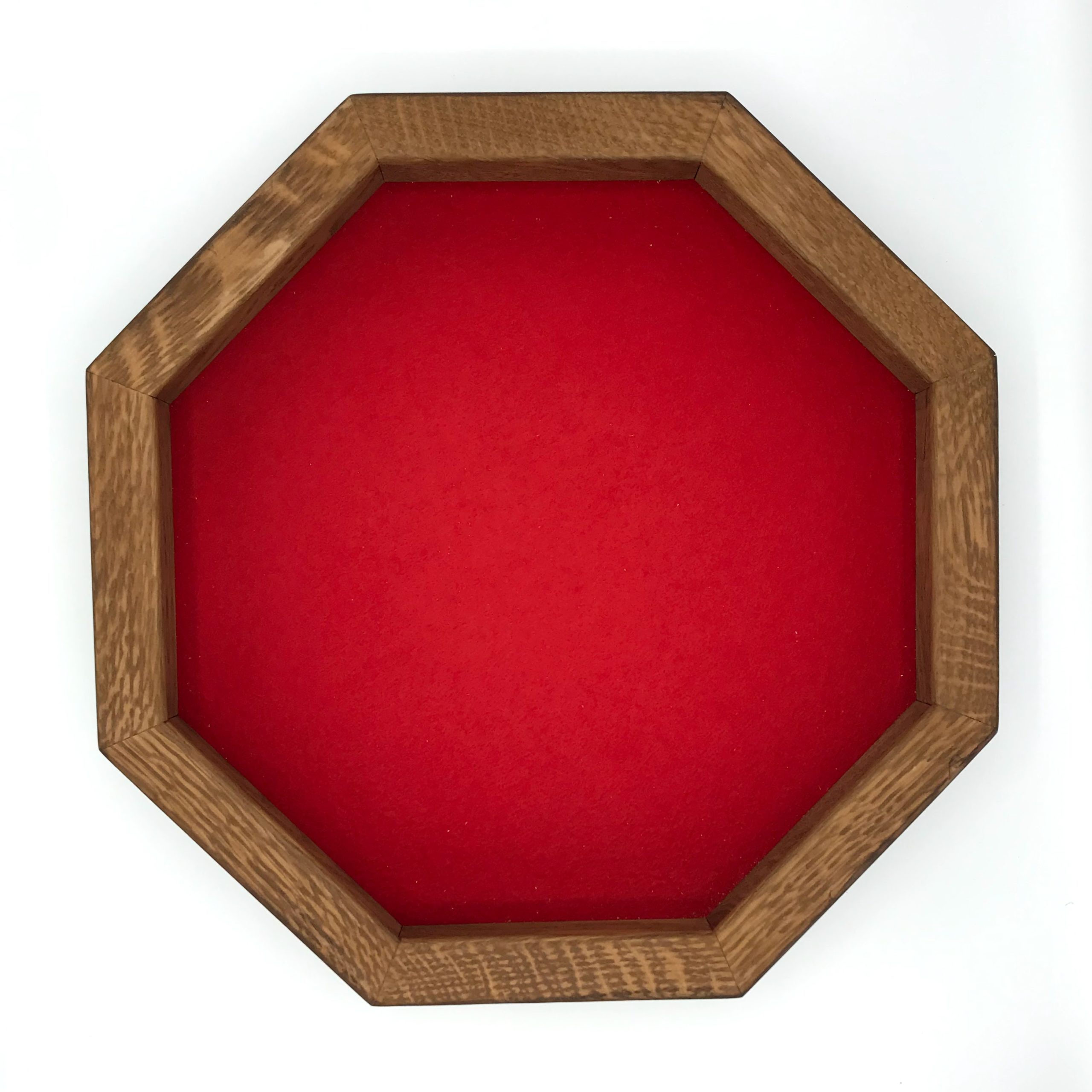 Texte alt : Description : Pin teinte foncée - fond feutrine rouge - 38cm - 4cm de large #pietjesbak #bac #421